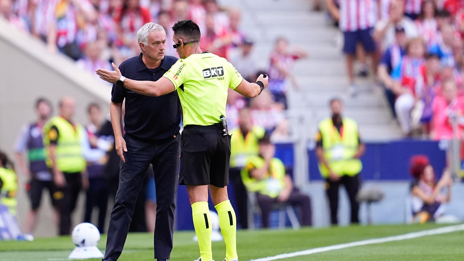 José Mourinho, protesting to the referee of the match between Atlético de Madrid and Real Madrid