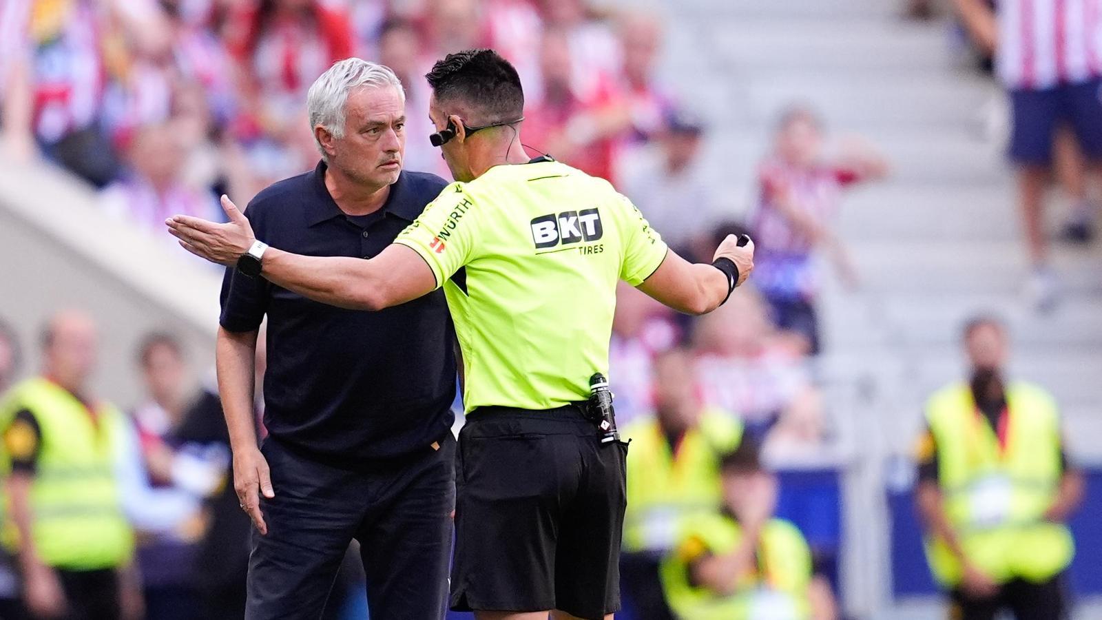 José Mourinho, protestando al árbitro del partido entre el Atlético de Madrid y el Real Madrid