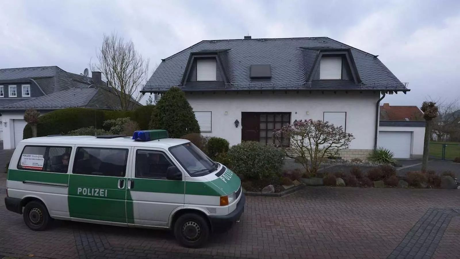 Una furgoneta de la policia davant la casa on vivia Lubitz, a Montabau, al sud-oest d'Alemanya / AFP