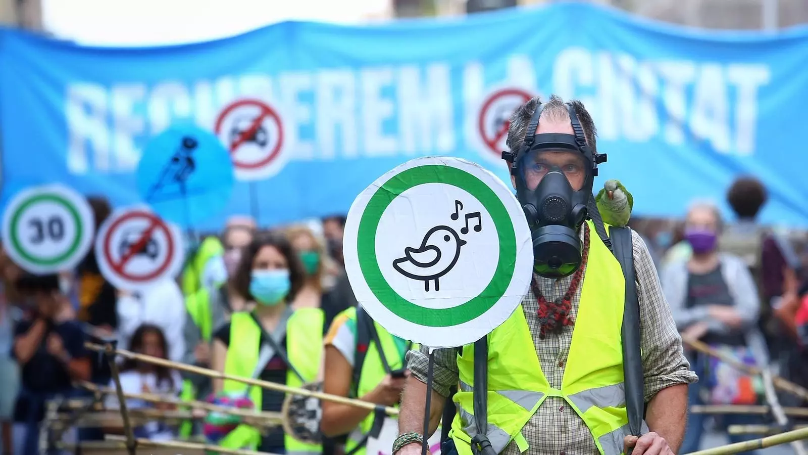 Un manifestant de la plataforma 'Recuperem la ciutat' recorrent el carrer Aragó, entre Passeig de Gràcia i Balmes, de Barcelona.