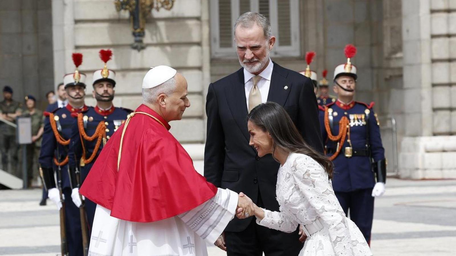 Los reyes Felipe VI y Letizia saludan al papa León XIV en la plaza de la Armería del Palacio Real de Madrid.