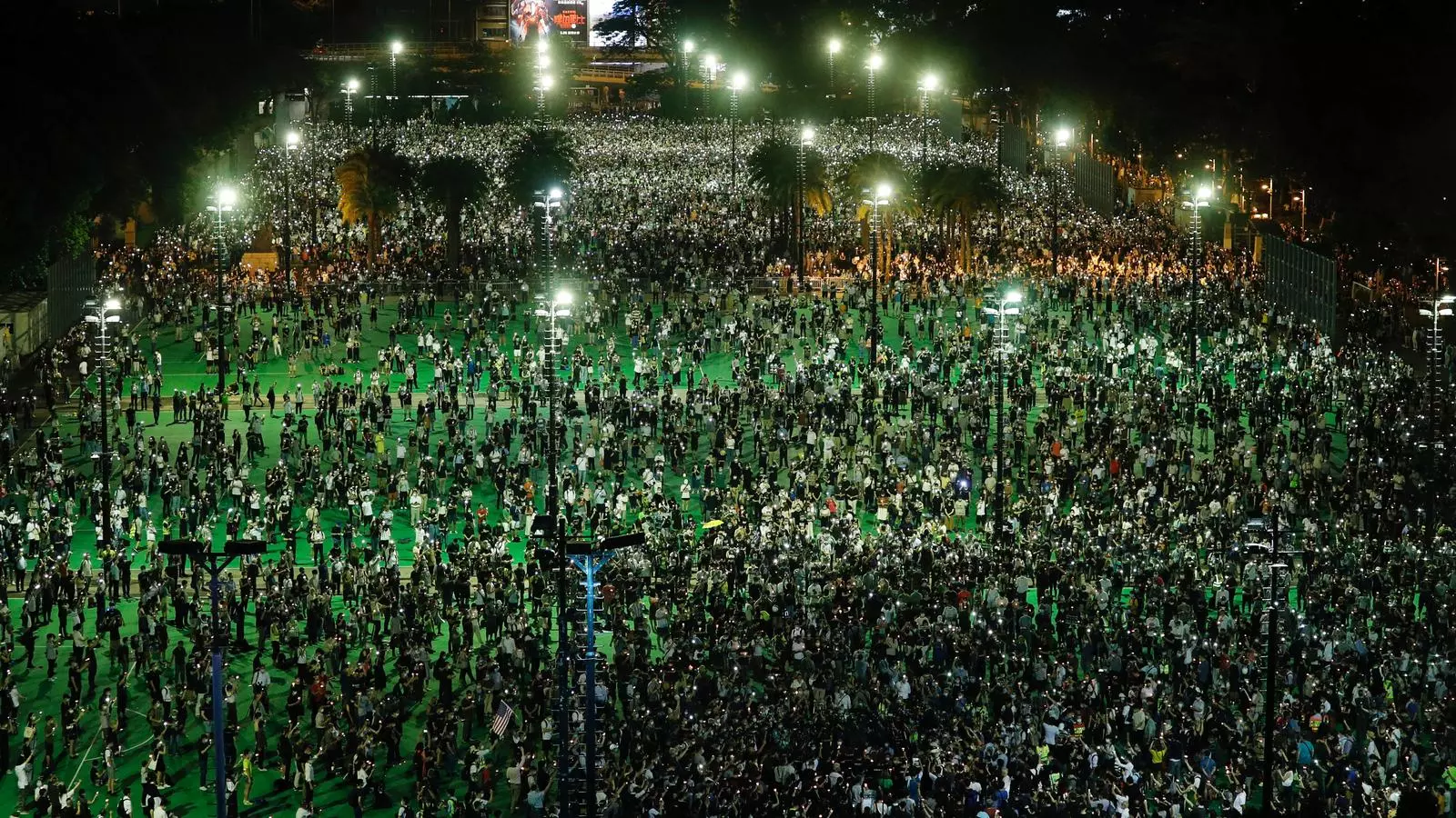 Desafiant Pequín, milers de persones commemoren Tiananmen a Hong Kong