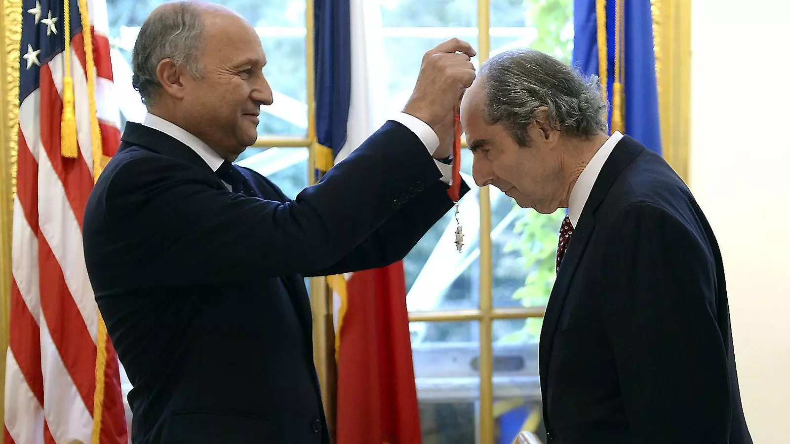 Philip Roth rebent la Legió d’Honor francesa de mans del ministre d’Exteriors francès Laurent Fabius el 2013.