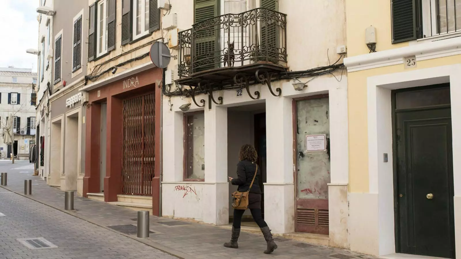 L'habitatge presenta una imatge deteriorada tot i ubicar-se a una àrea comercial cèntrica.