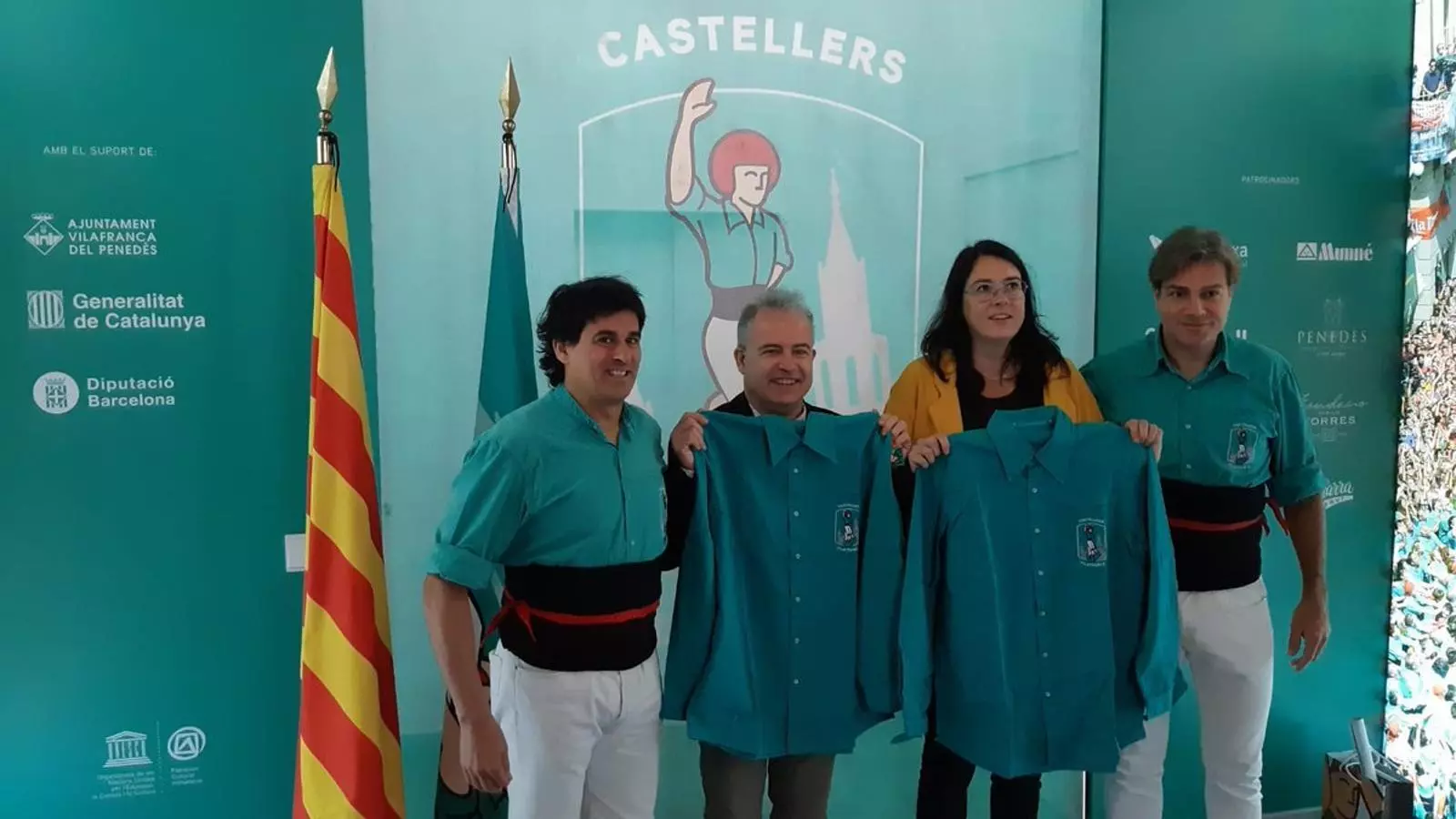 Diana Riba rep el títol de casteller d'honor dels Castellers de Vilafranca en nom del seu marit Raül Romeva