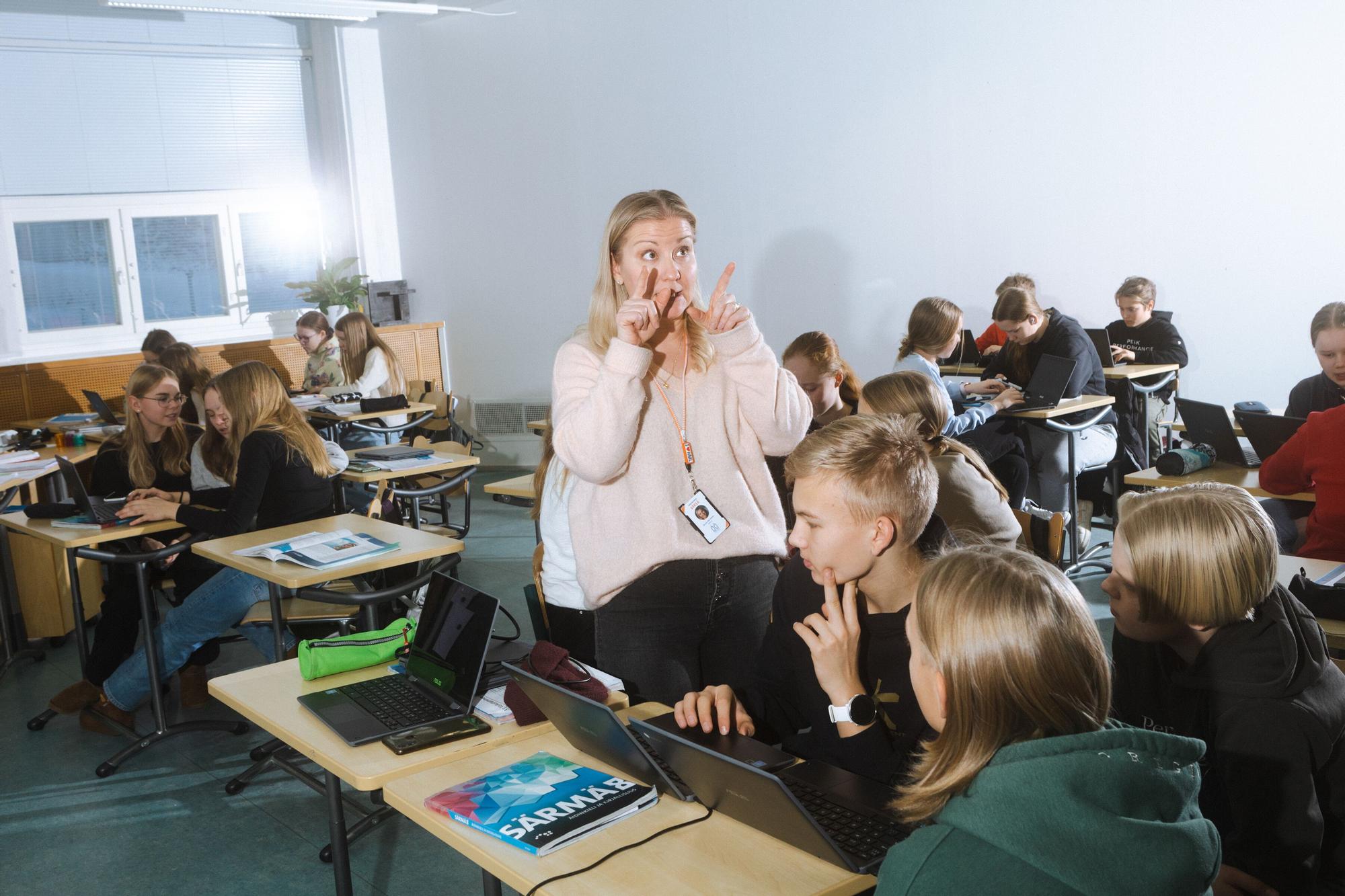 Saara Martikka, que ensenya als estudiants sobre la desinformació, en una escola a Hameenlinna, Finlàndia, 8 de desembre de 2022.