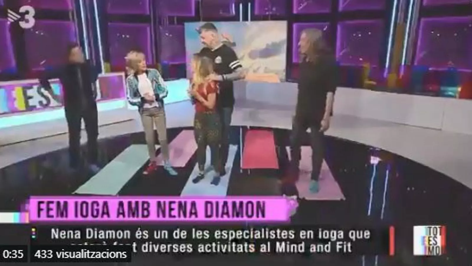 Toni Moog toca fa un massatge a una convidada en el programa de TV3 'Tot es mou'