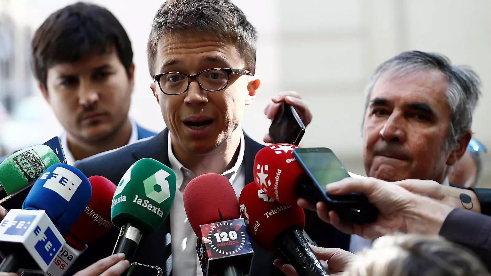 El líder de Més Madrid, Íñigo Errejón, atenent els mitjans, en una imatge d’arxiu.