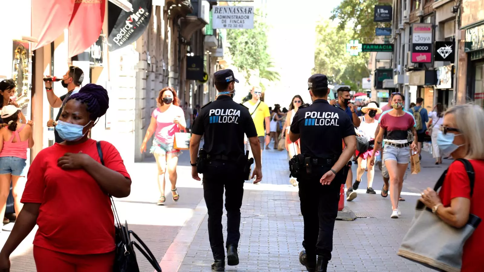 Dos agents de la Policia Local de Palma al carrer de Sant Miquel de Palma.