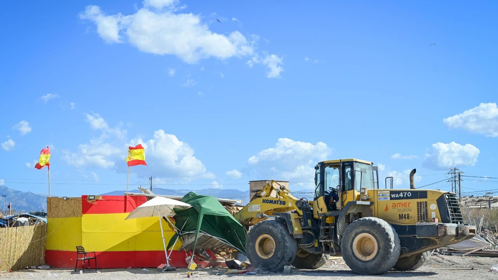 Arbeiter der Stadtverwaltung von Palma reißen eines der kleinen Häuser von Son Banya ein.