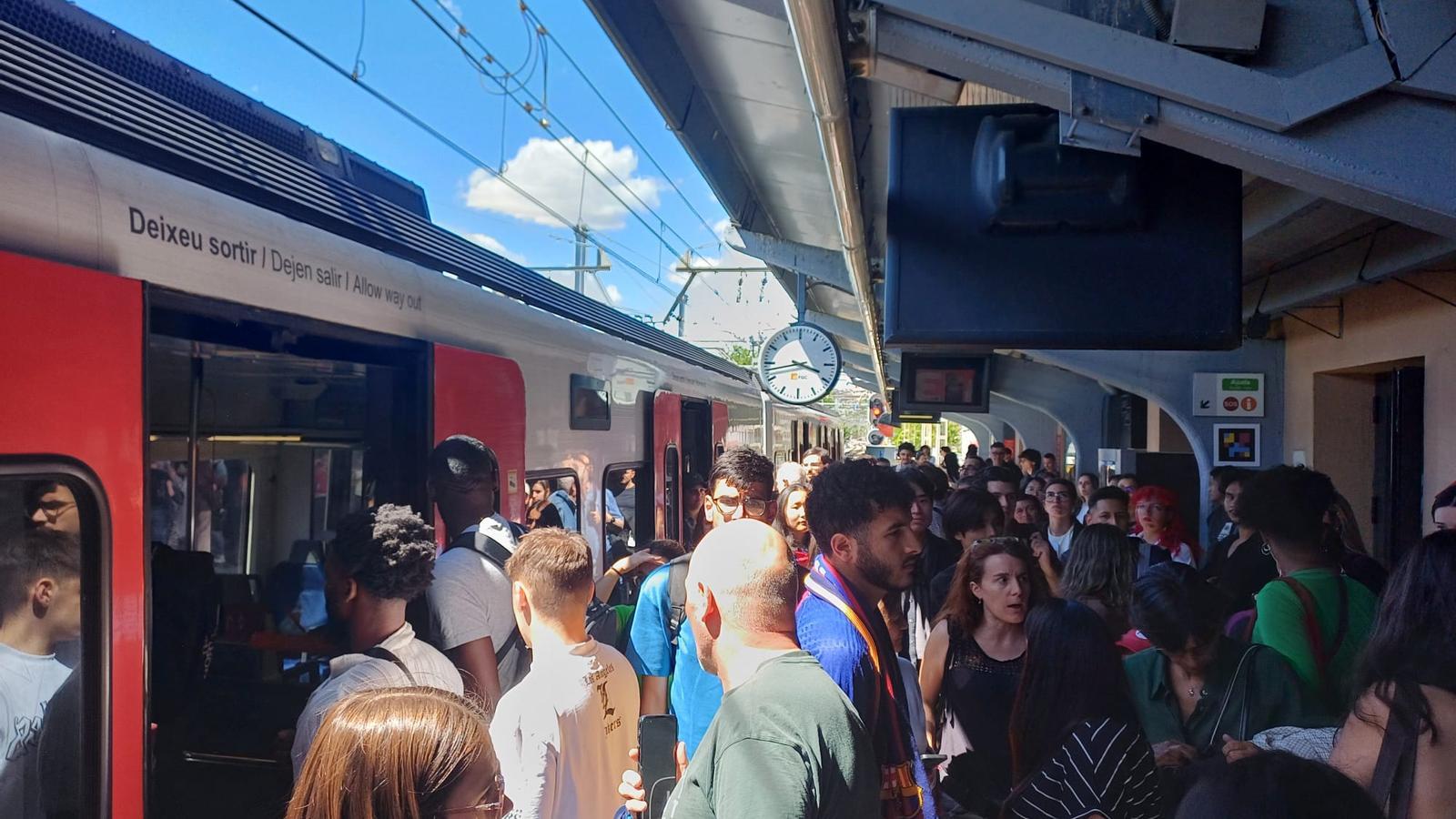 Crowds at the FGC station of Sant Cugat.