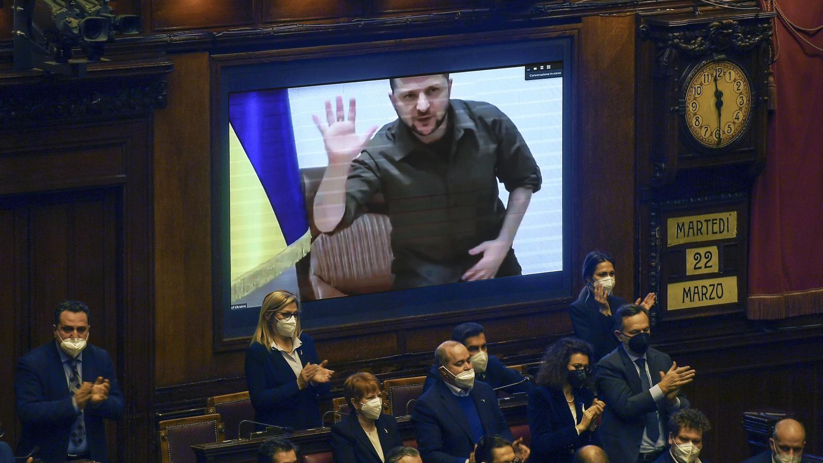 El president d'Ucraïna, Volodymyr Zelensky (a la pantalla), es dirigeix a membres del Parlament italià per videoconferència durant una sessió plenària extraordinària que debat sobre l'agressió russa contra Ucraïna, al Parlament italià a Roma , Itàlia, 22 de març de 2022.