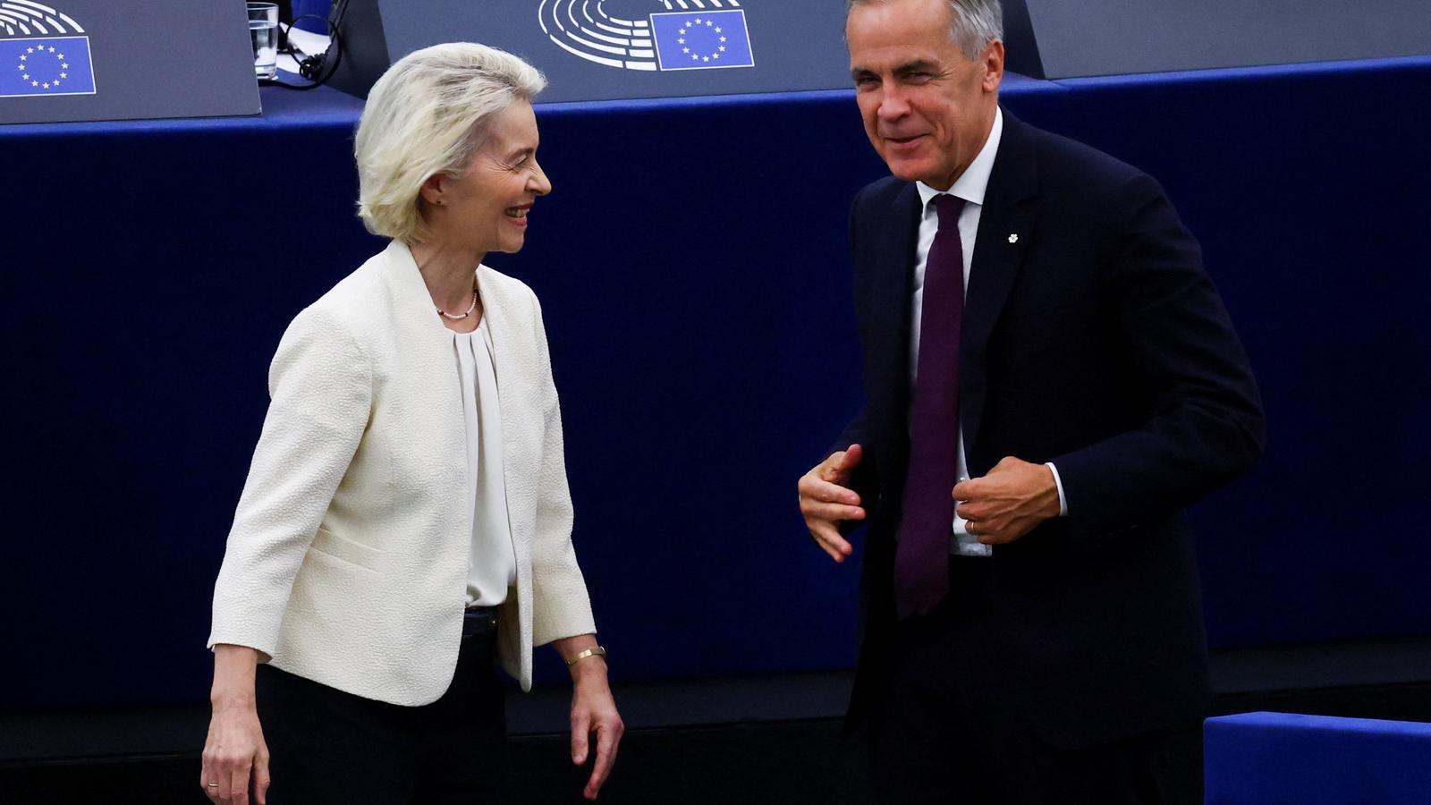 La presidenta de la Comisión Europea, Ursula von der Leyen, con el primer ministro de Canadá, Mark Carney, este miércoles en el Parlamento Europeo