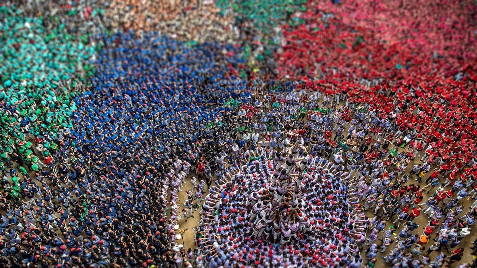 La Colla Jove Xiquets de Tarragona puja un castell durant el concurs celebrat a la mateixa ciutat de Tarragona el 2 d'octubre del 2016