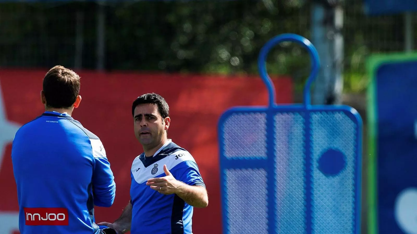 El tècnic David Gallego durant l’entrenament d’ahir del primer equip de l’Espanyol a la Ciutat Esportiva Dani Jarque.