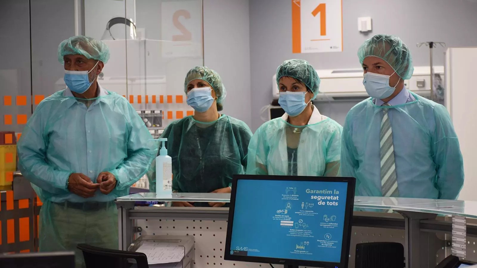 Les autoritats, encapçalades pel cap de Govern, Xavier Espot, a les noves instal·lacions de l'àrea de Cirurgia Major Ambulatòria.