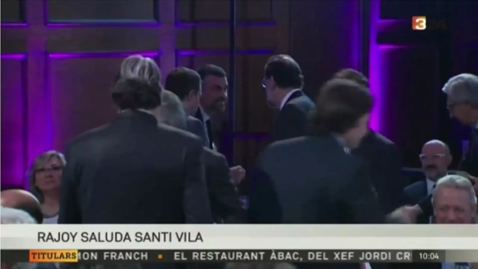 La captura d'imatge del 324.cat en què Santi Vila saluda Mariano Rajoy
