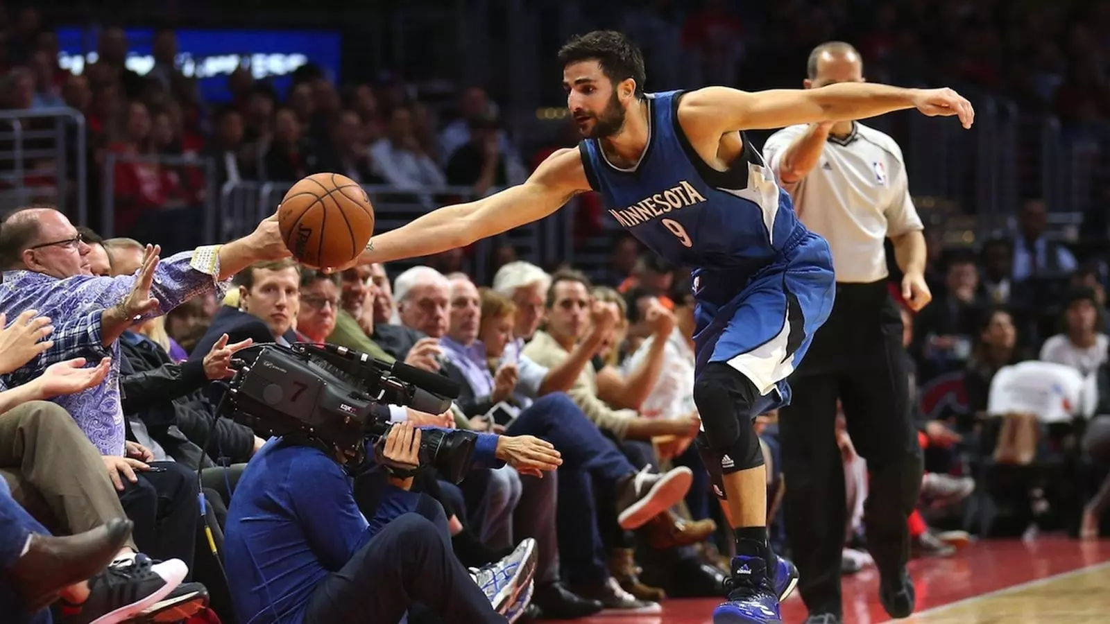 Ricky Rubio intenta salvar una pilota / STEPHEN DUNN / GETTY
