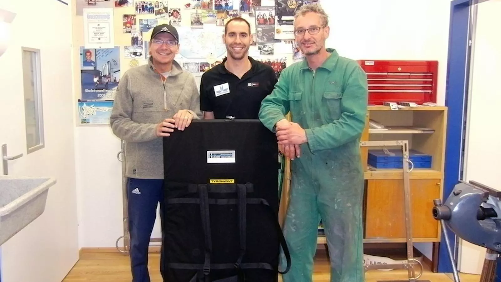 Ander Mirambell, amb el constructor del seu nou trineu, Gernot Huber, i el seu entrenador, Mickey Grüenberger