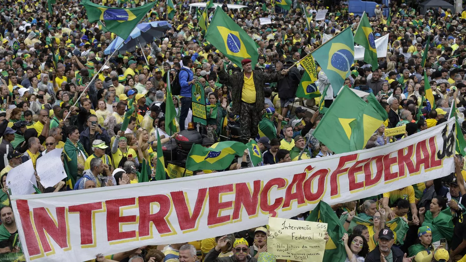 Seguidors de Bolsonaro demanen un cop militar davant del comandament militar de l'est, a Rio de Janeiro.
