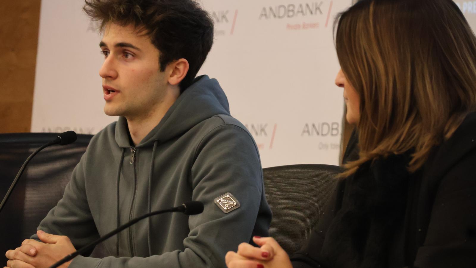 El pilot andorrà Frank Porté i la directora de Banca País d’Andbank, Maria Suárez, durant l’acte de renovació del patrocini.