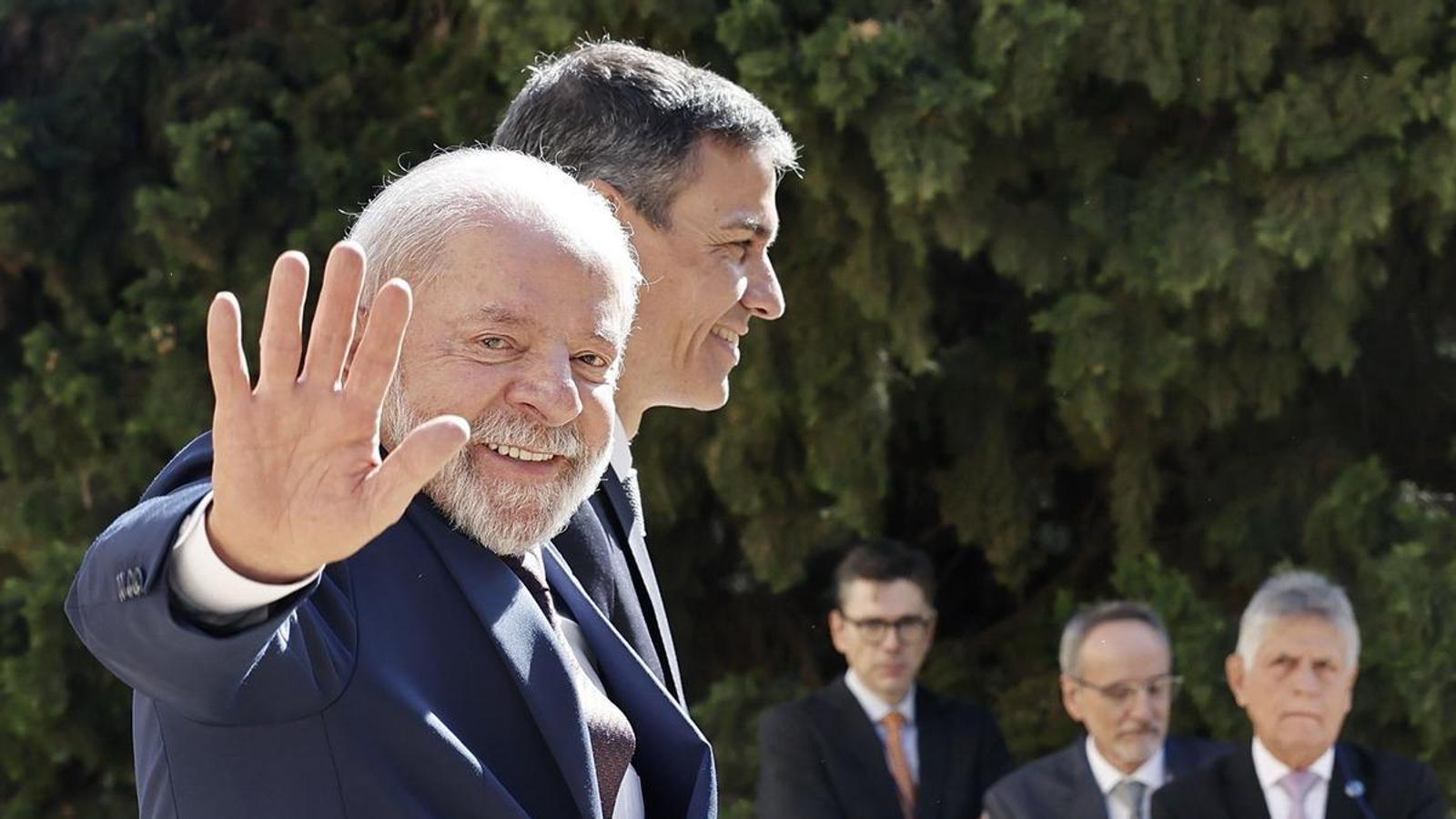 El president del Brail, Lula da Silva, saluda, els mitjans al costat de Pedro Sánchez el 17 d'abril a Barcelona.
