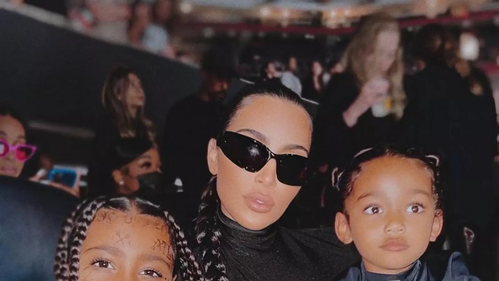 Kim Kardashian amb les dues filles grans