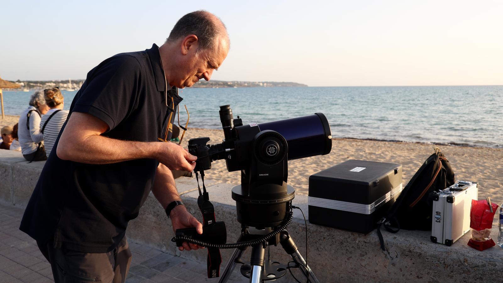 Ein Mann während der Simulation der Sonnenfinsternis, die vor einigen Monaten stattfand.