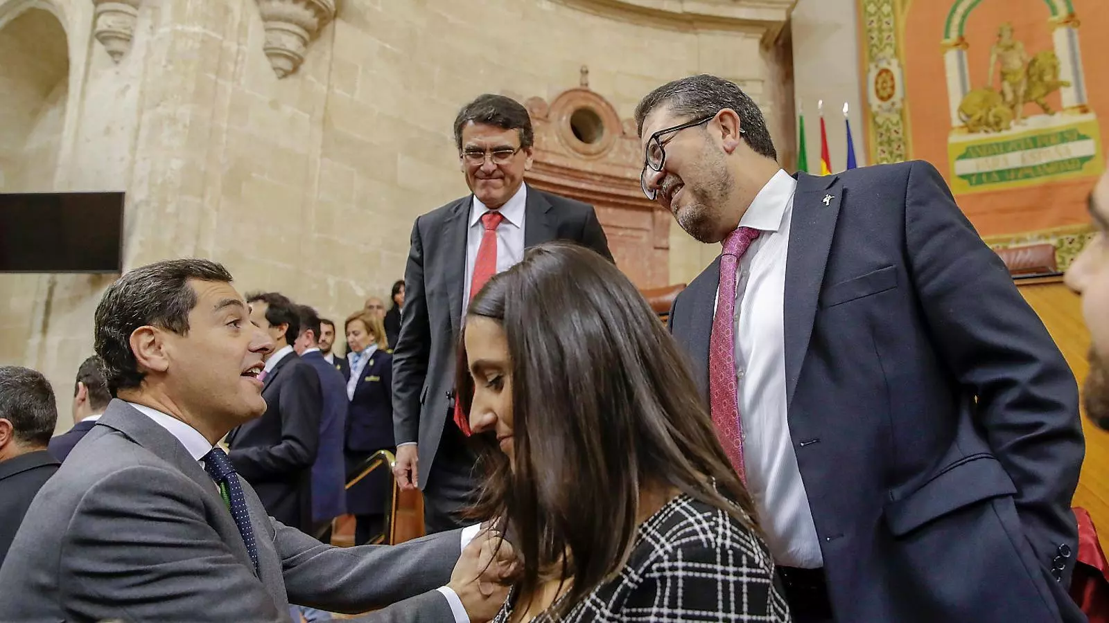 El secretari general del PP i el líder de Vox a Andalusia saludant-se a l’hemicicle.