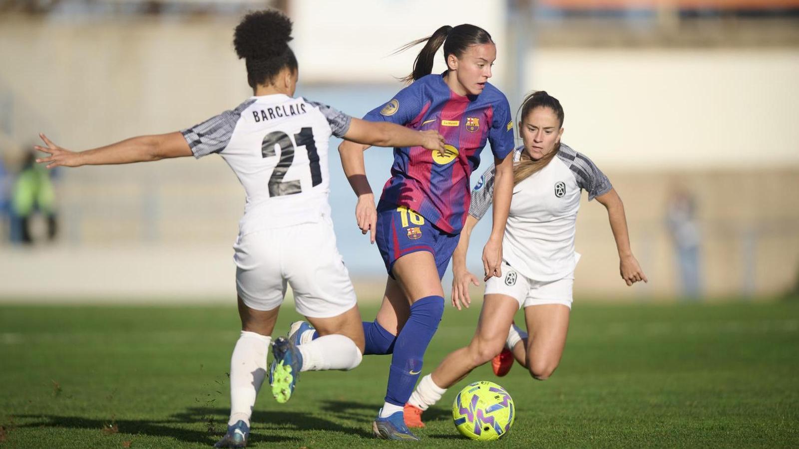 Clara Serrajordi en una acción contra el Badalona Women en el estadio de Palamós