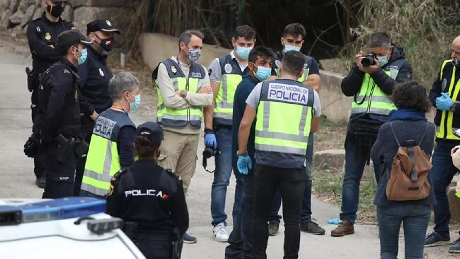 La Policia Nacional, amb el presumpte autor, en el moment de la reconstrucció dels fets.
