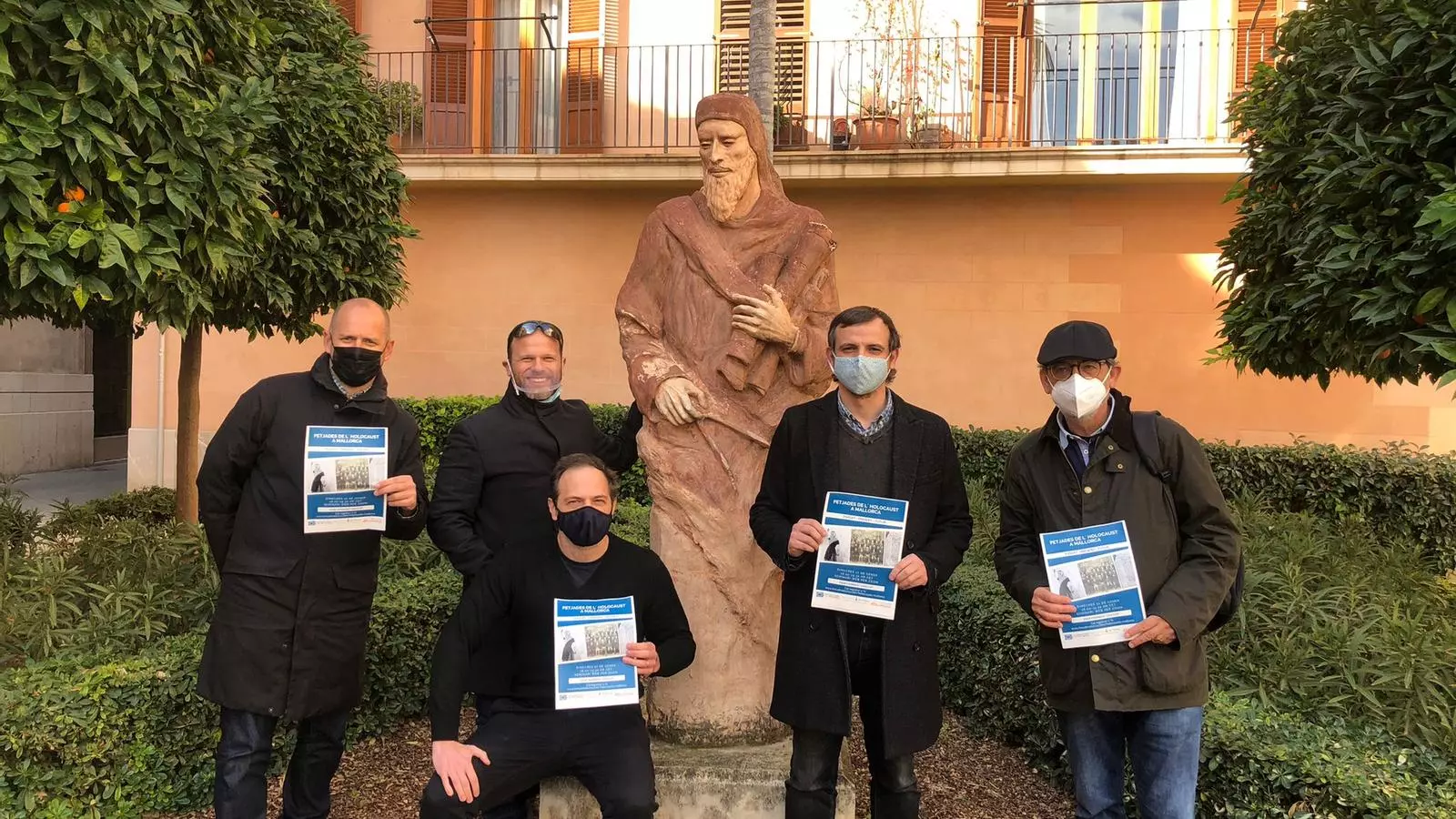 D'esquerra a dreta: Joshua Gunsberger, Dani Rotstein i Mariano Valdés, de Limud Mallorca, el regidor d'Educació i Política Lingüística, Llorenç Carrió i el president de la Comunitat Jueva de les Illes Balears, Ariéh Girondí)