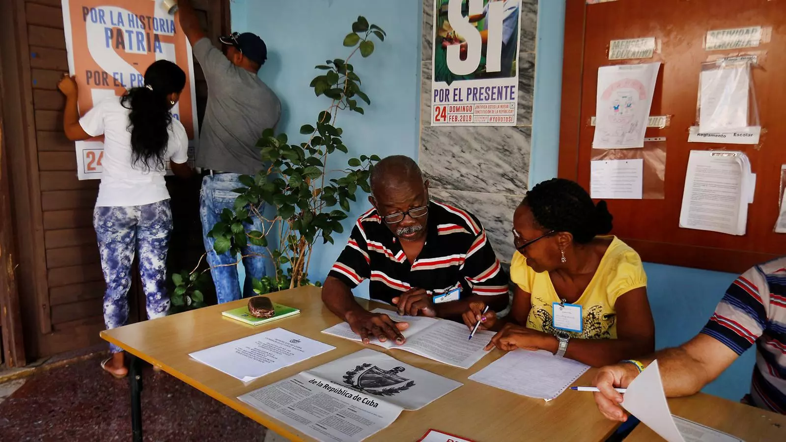 Preparatius en un dels col·legis de l’Havana on se celebrarà avui la votació del referèndum de reforma constitucional a Cuba.