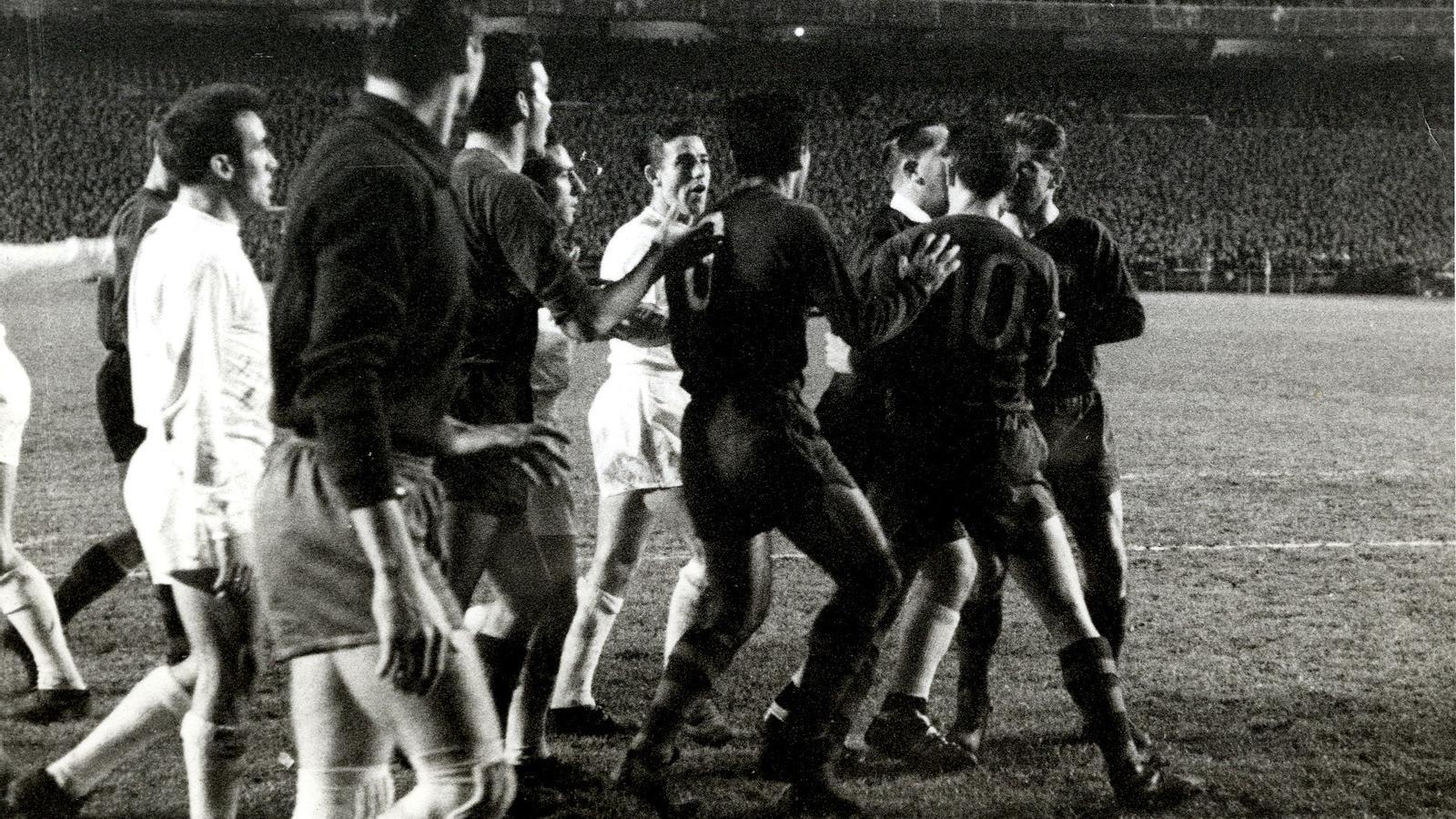 Els jugadors del Barça protestant a Mr. Ellis el gol que va anular a l'uruguaià Ramón Alberto Villaverde al Santiago Bernabéu.