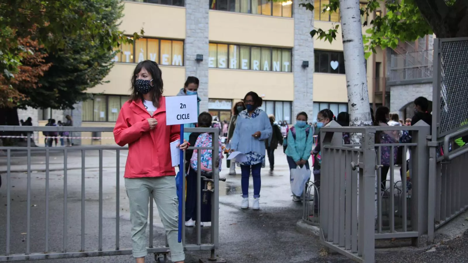 Mestra espera els alumnes de 2n cicle per poder entrar junts a l'aula. / ANA