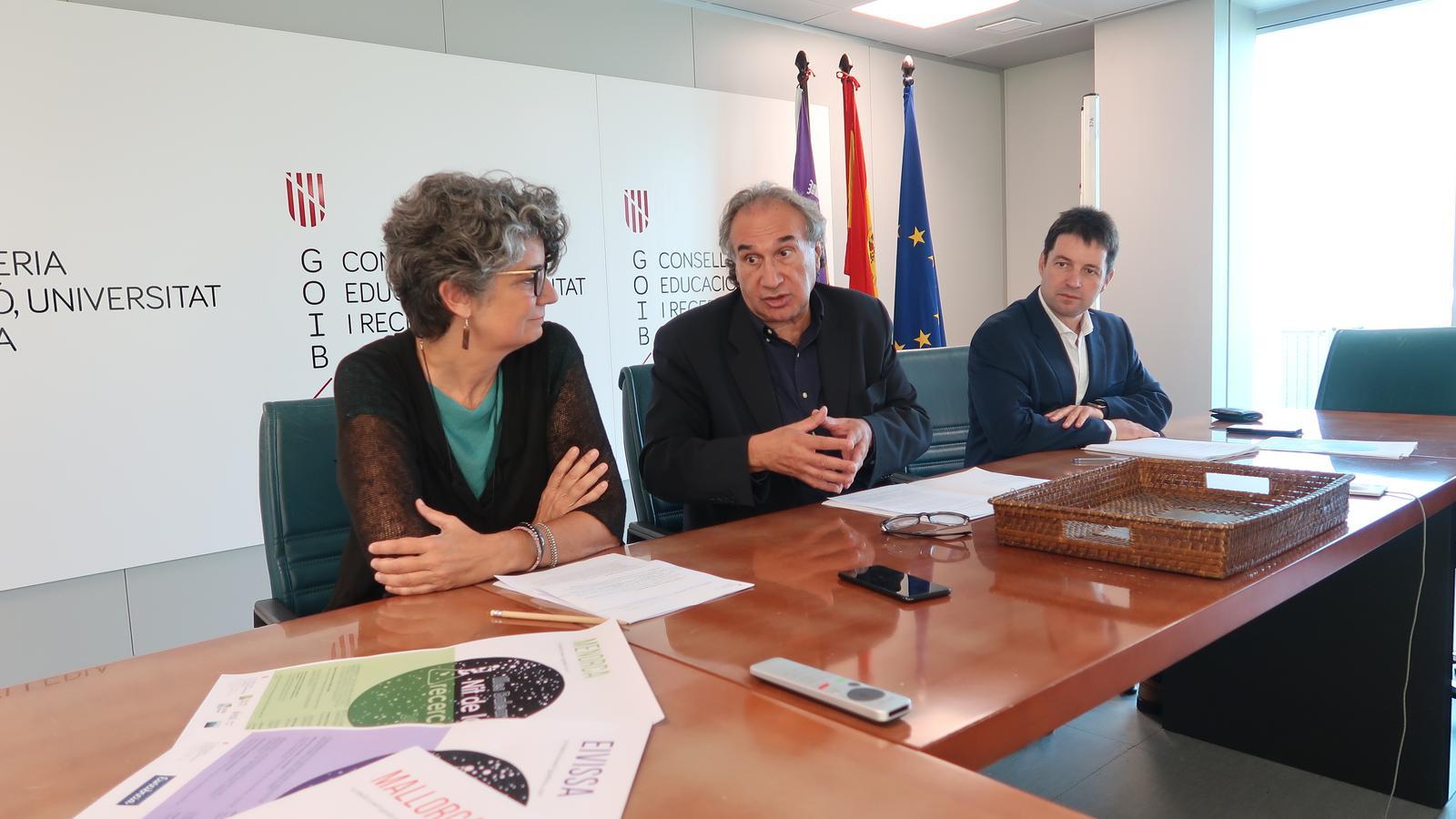 El conseller d'Educació, Martí March, la secretària autonòmica d’Universitat, Recerca i Política Lingüística, Agustina Vilaret, i el director general de Política Universitària i Recerca, Josep Lluís Pons