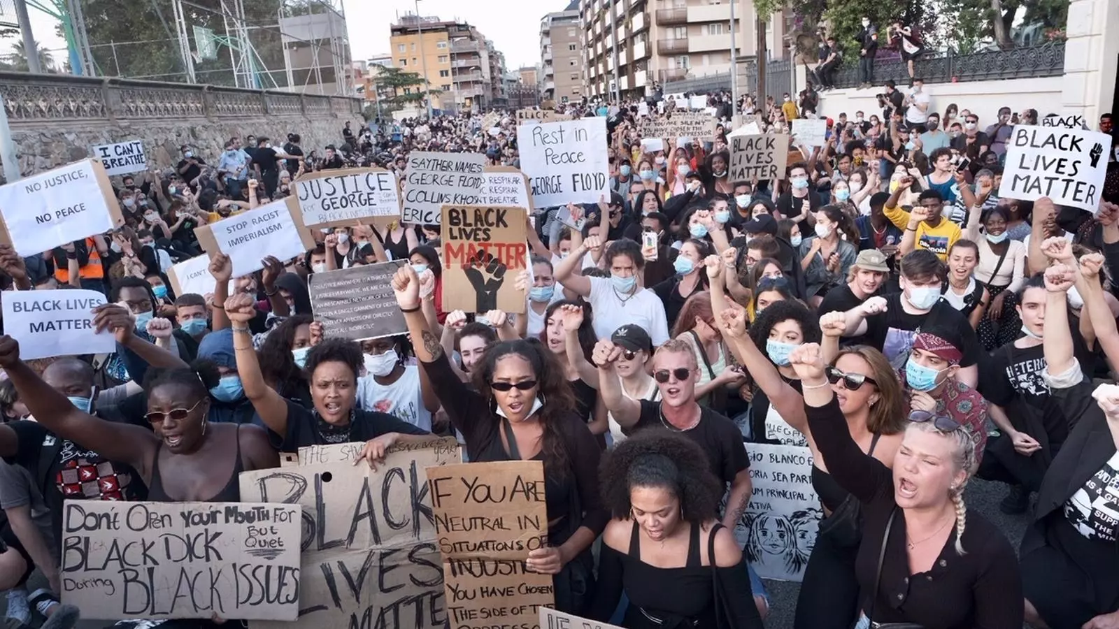 Des que va començar el confinament no s'havia vist una manifestació tan multitudinària a Barcelona