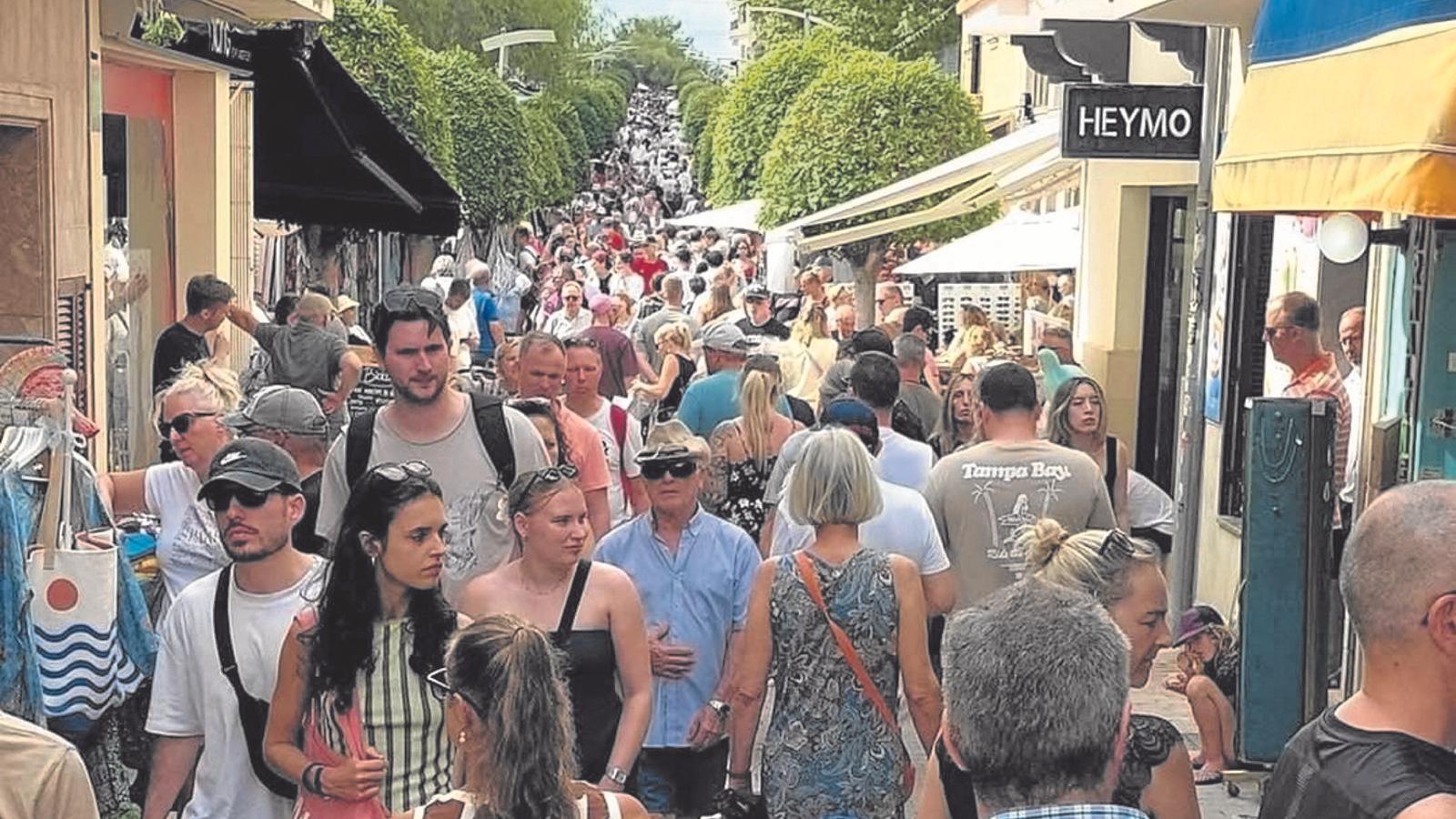 Caminar pels carrers del centre d’Artà és una experiència extrema els dies que hi ha mercat.