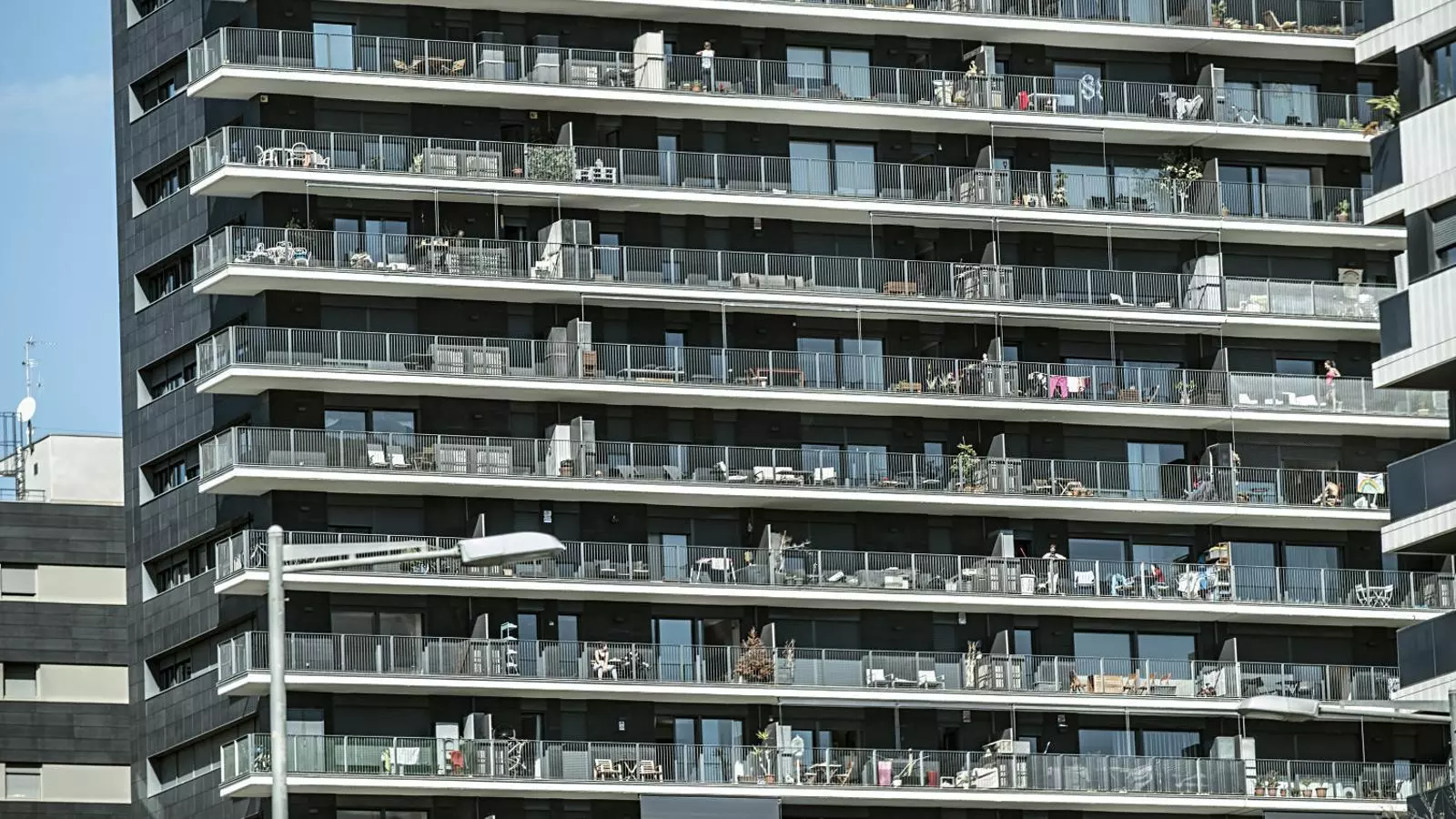 Habitatge Tenir un sostre: un dret poc protegit i amb polítiques pendulars segons el color dels governs Poca contundència a la Constitució?
