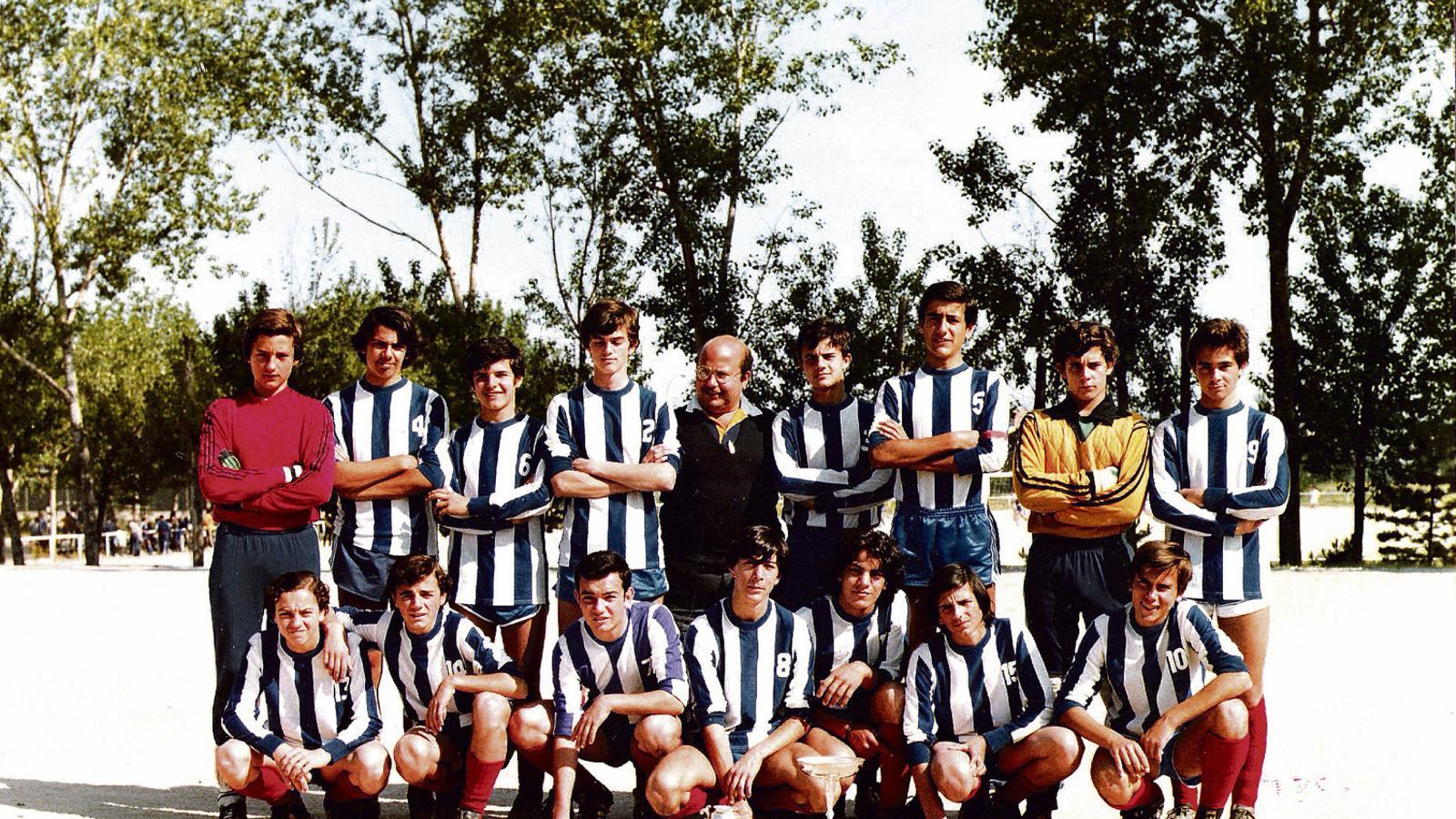 Un equip de futbol juvenil qualsevol d’un poble qualsevol en formació abans d’un partit qualsevol.