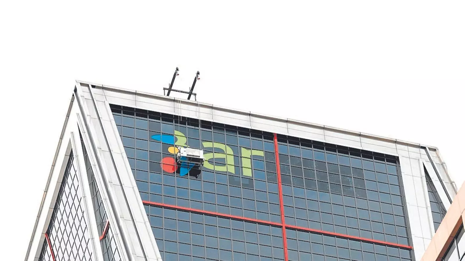La icònica seu operativa de Bankia a Madrid va veure canviats els seus logotips el passat març amb motiu de la fusió.