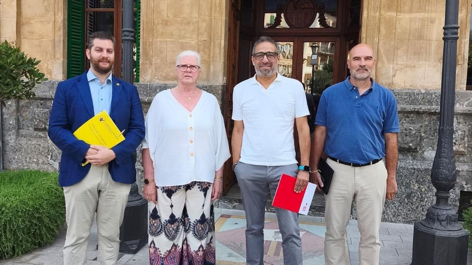 Vertreter der Opposition von Llucmajor vor dem Rathaus.