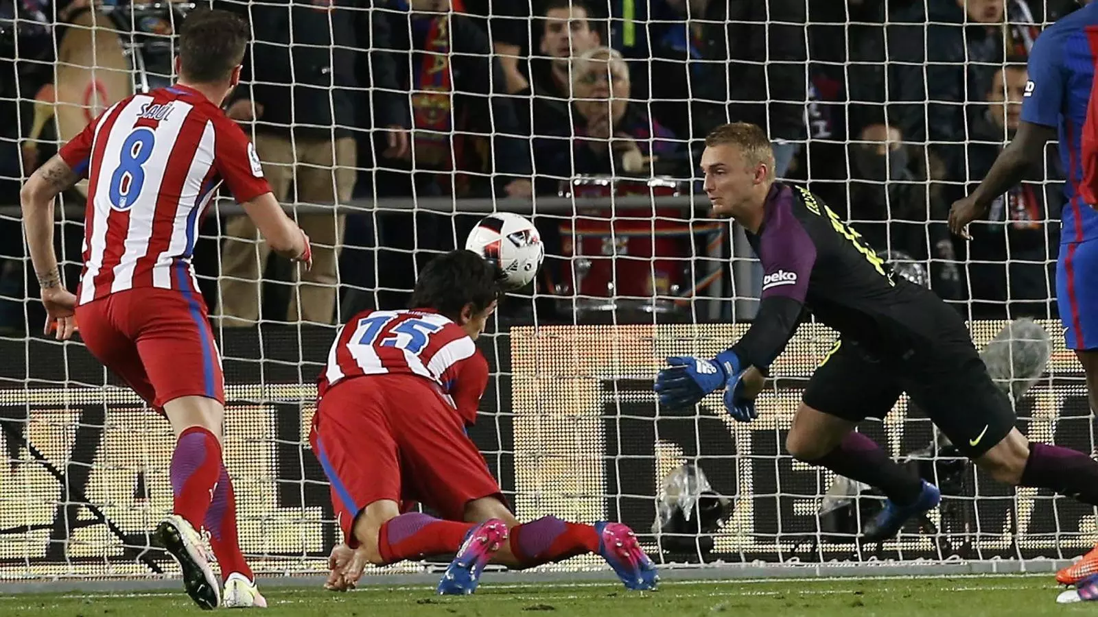 Cillessen durant una doble intervenció davant del montenegrí Savic al primer temps.