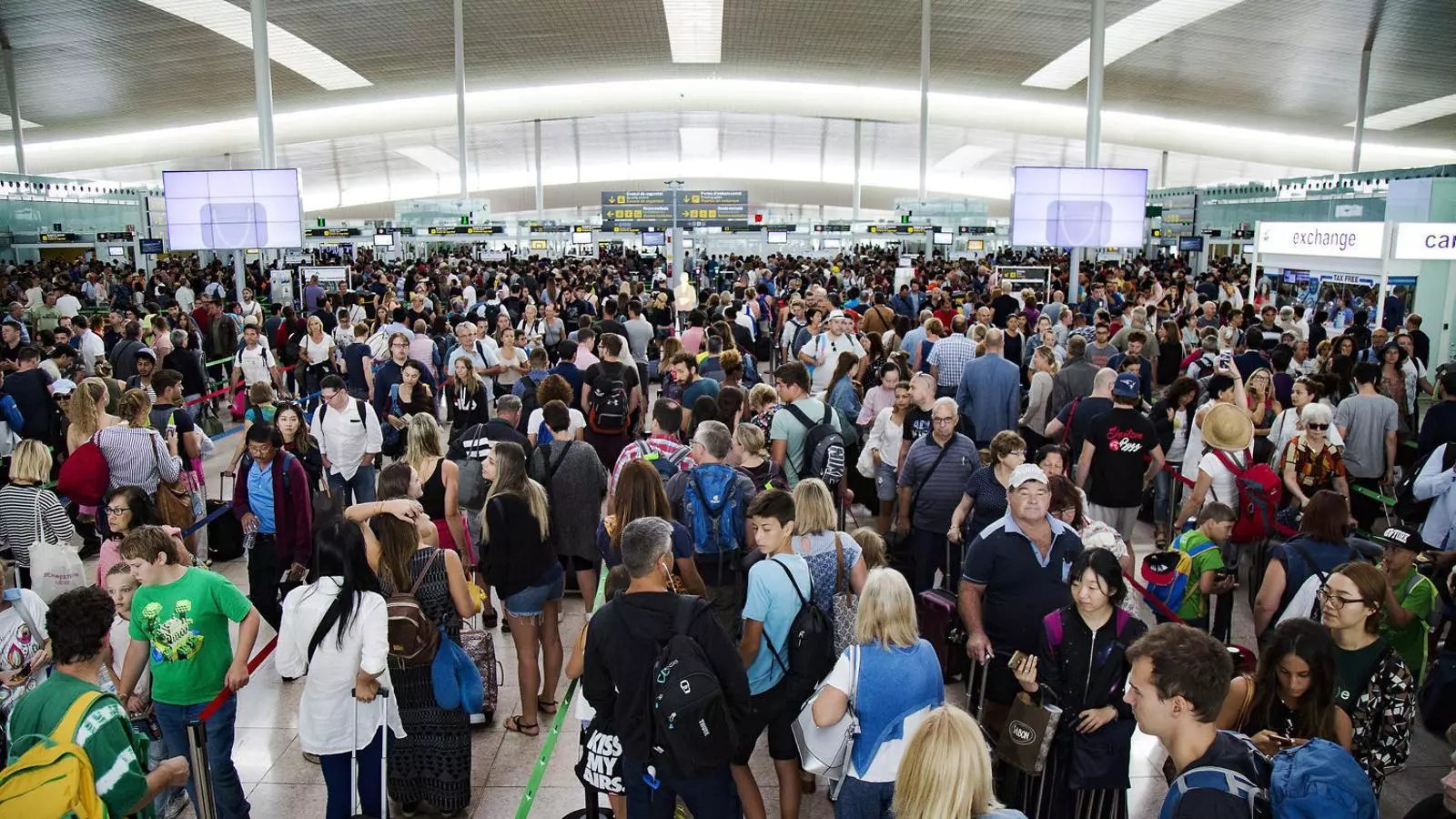La vaga d’Eulen de l’any passat al Prat va provocar llargues cues. El conflicte es va saldar amb unes noves condicions que ara les grans empreses rebutgen.