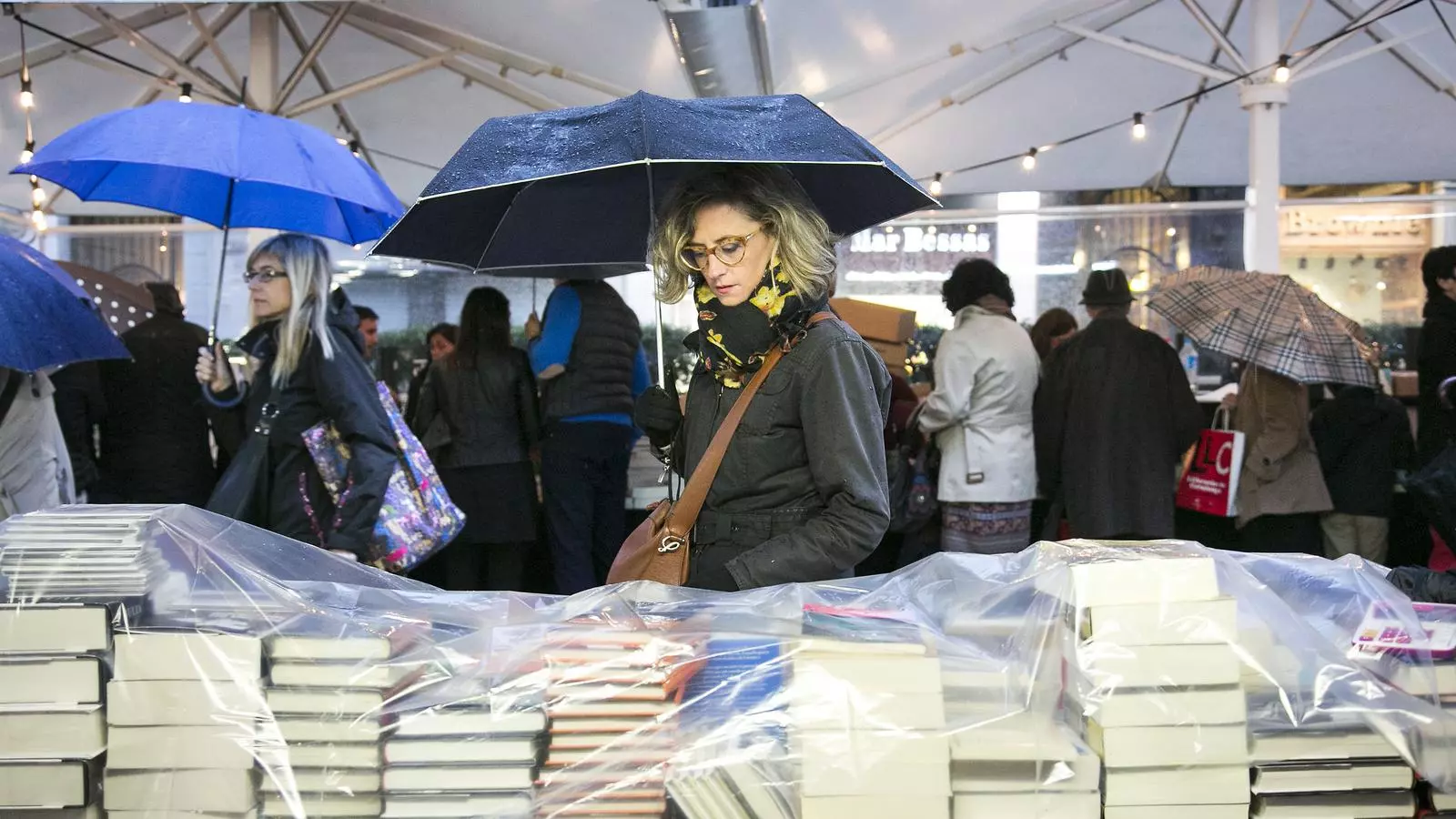 Llibres coberts de plàstics durant el Sant Jordi del 2016, una diada passada per aigua.