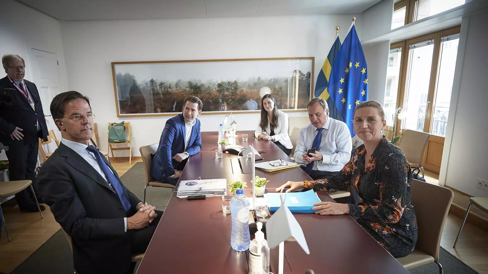 El primer ministre holandès, Mark Rutte, amb el canceller Austríac, Sebastian Kurz, la primera ministra de Finlàndia, Sana Marin, el primer ministre suec, Stefan Lofven i la primera ministra danesa, Mette Frederiksen.