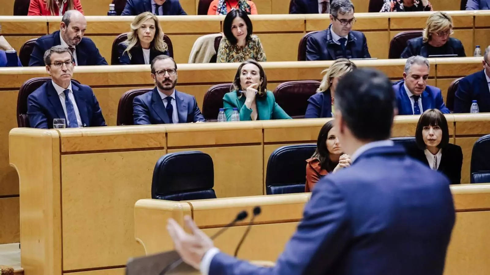 Pedro Sanchez dirigint-se a la bancada de l'oposició, al senat, divendres 31 de gener de 2022