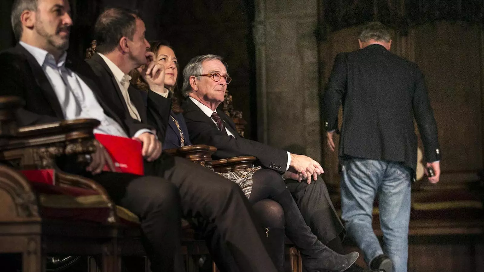 El president del grup municipal del PP a l'Ajuntament de Barcelona, Alberto Fernández Díaz, marxant del lliurament dels premis Ciutat de Barcelona indignat per un dels poemes de Dolors Miquel / CRISTINA CALDERER