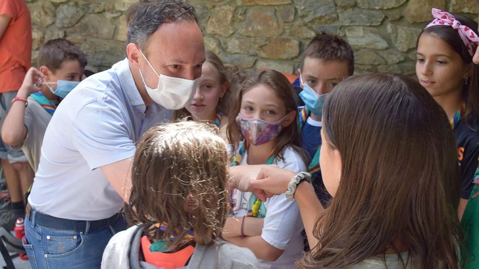 El cap de Govern, Xavier Espot, saluda els infants a AINA.