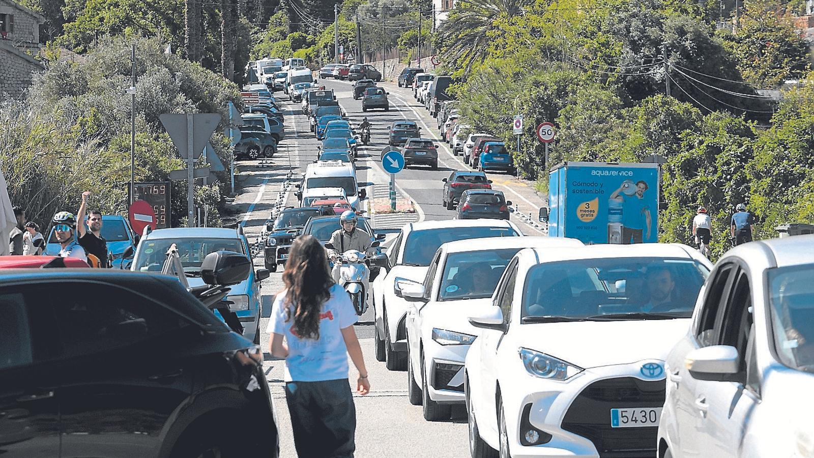 Cuando la carretera se colapsa, los residentes pueden estar horas en llegar a casa.
